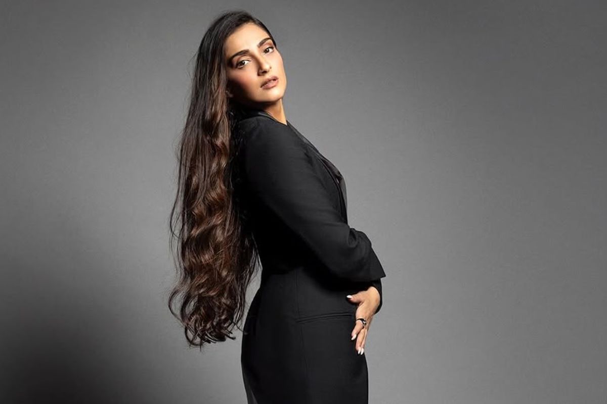 চুলের ‘হট অয়েল থেরাপি’: নারকেল তেলের সঙ্গে মিশিয়ে নেন আমন্ড অয়েল ও ক্যাস্টর অয়েল। হালকা গরম করে মাথায় মালিশ করেন, এতে চুল পড়া কমে, চুল হয় নরম ও ঘন। সপ্তাহে অন্তত দু’দিন এই থেরাপি করেন সোনম।
